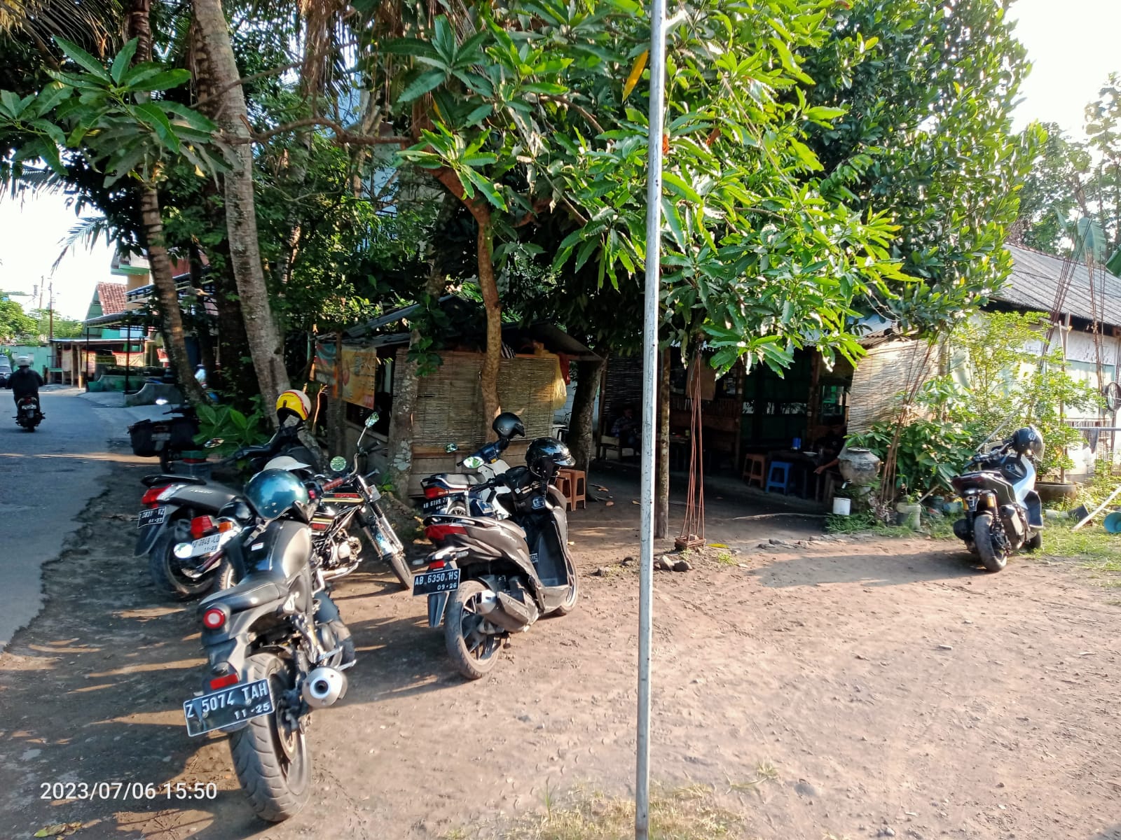 WARUNG MAKAN LARIS