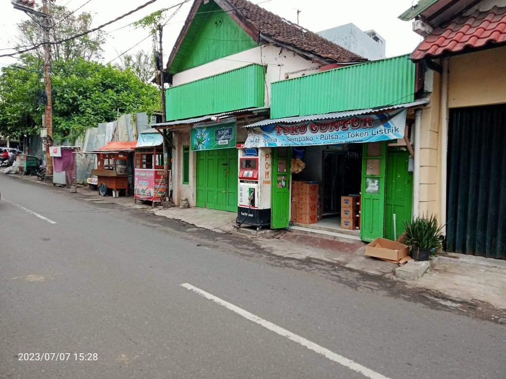 TOKO GUNTUR , timur jalan
